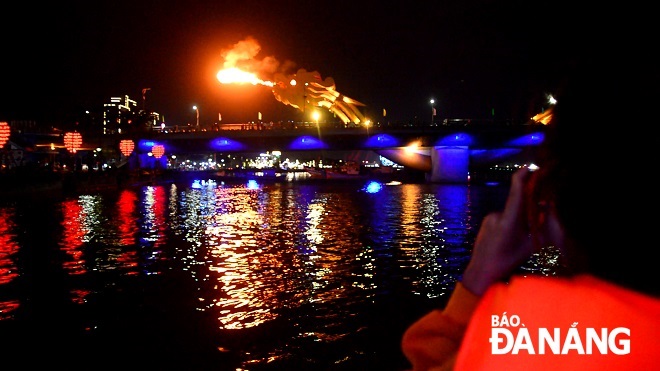 Shows of fire breathing and water squirting at the eastern end of the Rong (Dragon) Bridge were seen from sightseeing boats.