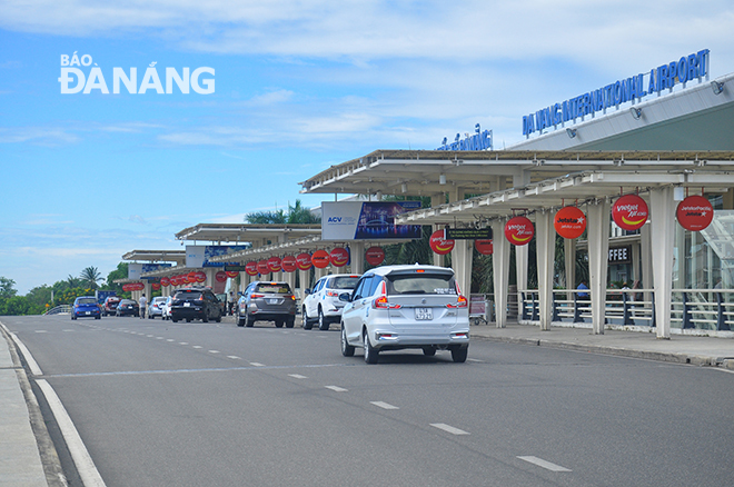  Car entering the Da Nang International Airport to pick up or drop off passengers