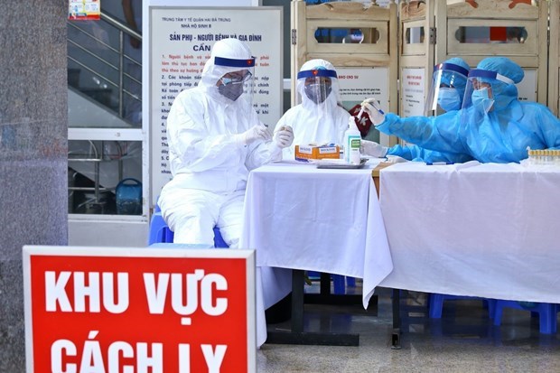 Health workers at a hospital in Ha Noi collect specimens for Covid-19 testing (Photo: VNA)