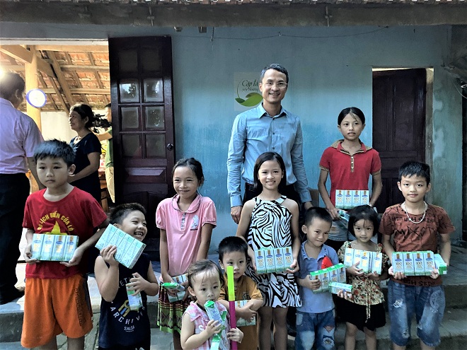 Các bạn nhỏ trong xóm đến chung vui đã cùng nhận quà từ Giám đốc Nhà máy sữa Vinamilk tại Nghệ An.