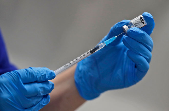 Một điều dưỡng chuẩn bị tiêm vắc-xin Pfizer/BioNTech ngừa Covid-19 tại một bệnh viện ở London.  Ảnh: AFP/Getty Images	