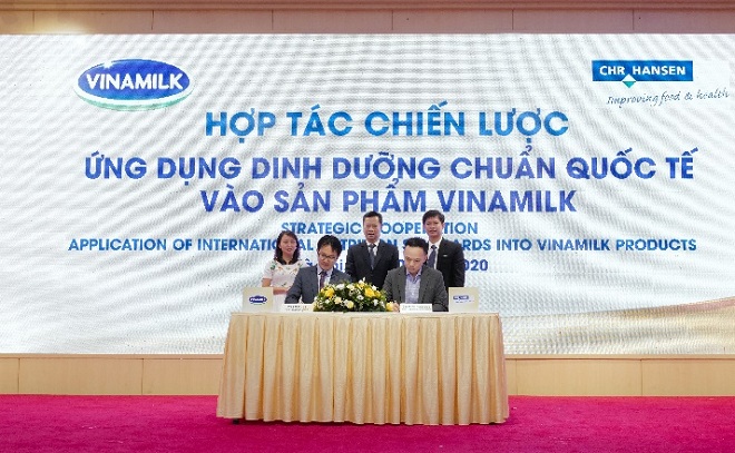 Ông Phan Minh Tiên và ông Dương Quang Vinh, Trưởng đại diện của Tập đoàn CHR Hansen tại Việt Nam thực hiện ký kết hợp tác chiến lược tại sự kiện.