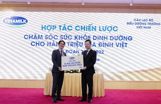 Đại diện Vinamilk trao tặng 10.000 sản phẩm Sure Prevent Gold cho đại diện CLB ĐDT Việt Nam.