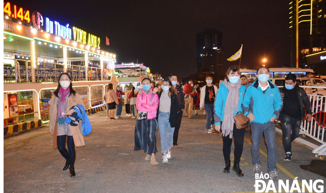 Free-of charge boat tours attracted a large number of Da Nang people and domestic tourists