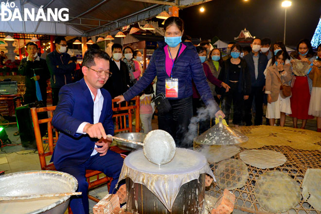  Da Nang Party Committee Secretary Nguyen Van Quang is seen experiencing on how to make ‘mi Quang’ (Quang noodles), one of Da Nang best foods, at the ongoing Noodle Festival at the Sun World Da Nang Wonders (Asia Park), 1 Phan Dang Luu, Hai Chau District