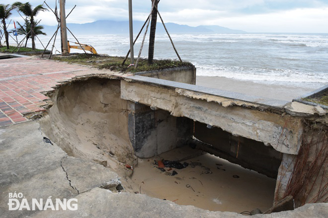 Khuôn viên bãi tắmSơn Thủy (phường Hòa Hải, quận Ngũ Hành Sơn) bị sụt lún nghiêm trọng do sóng biển xâm thực sâu vào bờ. Ảnh: HOÀNG HIỆP
