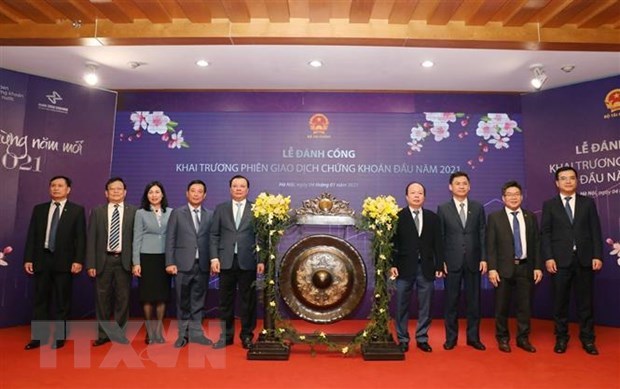 The first trading session of Viet Nam’s stock market in 2021 opens on January 4 with a gong-beating ceremony. (Photo: VNA)