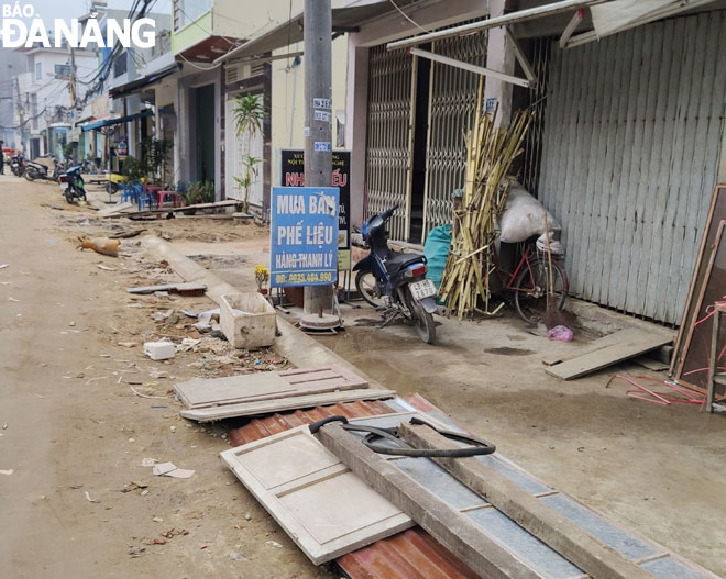 Việc chậm tiến độ thi công tuyến đường Nguyễn Như Hạnh khiến người dân gặp nhiều khó khăn trong sinh hoạt, buôn bán. Ảnh: H.L