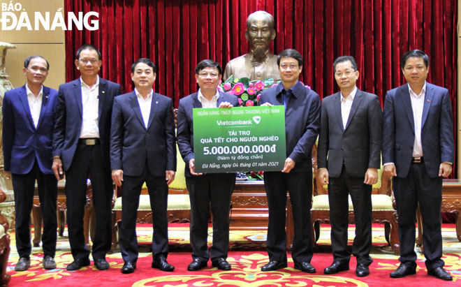 The city’s leaders and Vietcombank representatives at the donation handover ceremony 