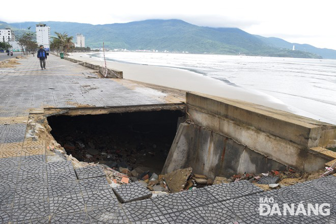 A section of the pavement of Vo Nguyen Giap coastal street collapsed