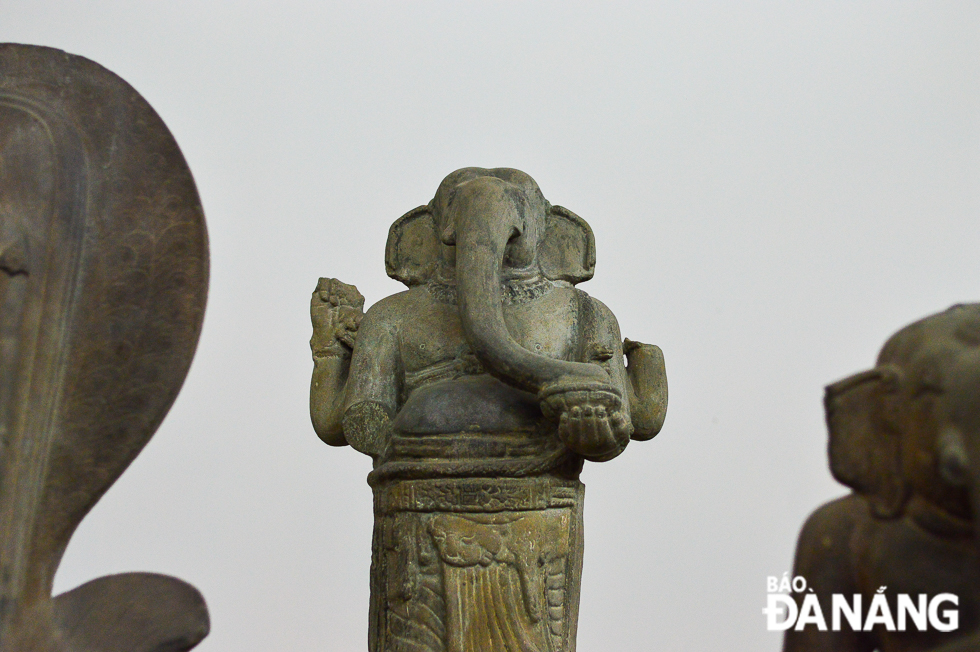 Trong nghệ thuật điêu khắc tôn giáo, thần Ganesha thường được thể hiện trong hình dạng một người đàn ông thấp béo, bụng phệ, có đầu voi với hai tay, hoặc bốn tay hoặc nhiều hơn. Thần được thờ cúng rất rộng rãi trong cộng đồng những người theo Hindu giáo, có thể bắt gặp ở Ấn Độ, Sri Lanka, Bangladesh, Nepal và nhiều nước trong khu vực Đông Nam Á. Ảnh: NGUYỄN LỄ