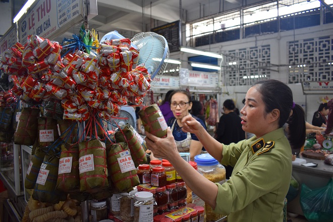 An inspector from the Da Nang Market Management Bureau checking goods at the Han Market in an attempt to prevent illegal trading of fake, counterfeit, smuggled, and poor-quality goods at this venue