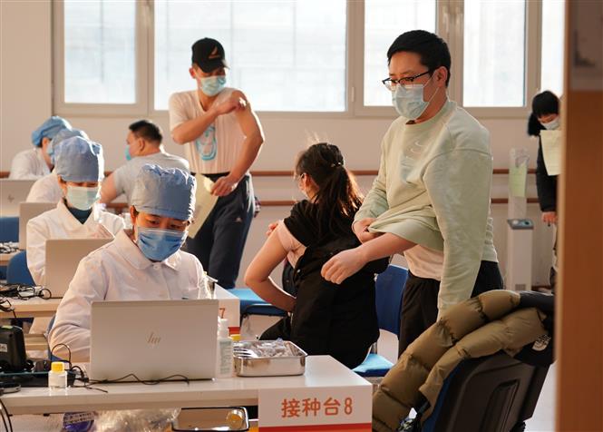 Nhân viên y tế tiêm chủng vaccine ngừa Covid-19 cho người dân tại Bắc Kinh, Trung Quốc, ngày 3-1-2021. Ảnh: THX/TTXVN