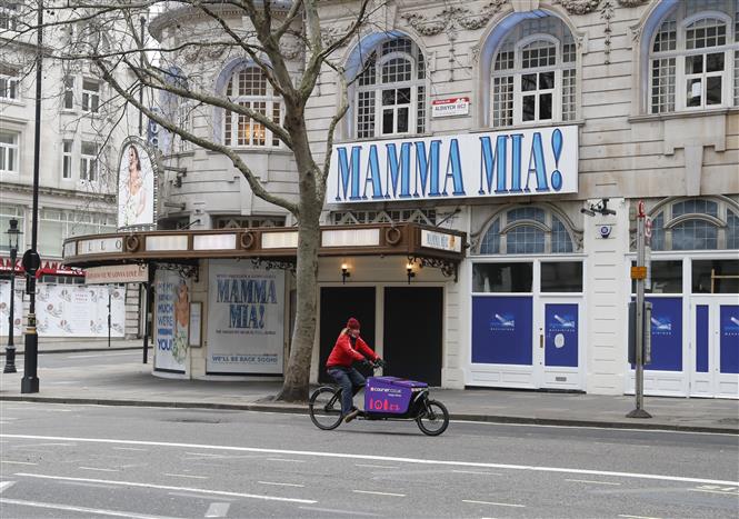 Một nhà hát tại trung tâm thủ đô London, Anh đóng cửa trong bối cảnh các biện pháp hạn chế được áp dụng để phòng dịch Covid-19 ngày 29-12-2020. Ảnh: THX/TTXVN