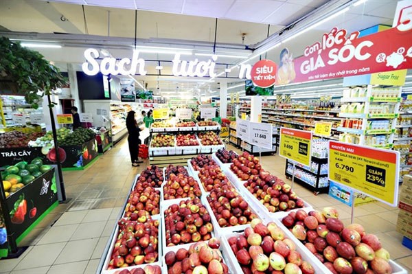 Fruits being showcased at a VinMart supermarket in Ha Noi. (Photo: VNA)