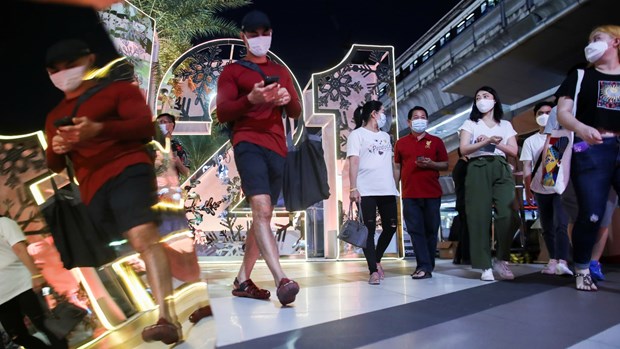 People visit shopping centre in Bangkok, Thailand (Photo: Reuters)