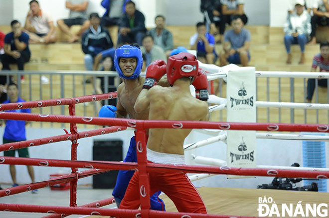 Đinh Dô Na (mũ xanh), một trong các VĐV xuất sắc của Boxing lẫn Kickboxing Đà Nẵng khi lần lượt giành được những thành tích đáng kể tại cả 2 giải Vô địch quốc gia 2020. 			Ảnh: VĂN TUẤN