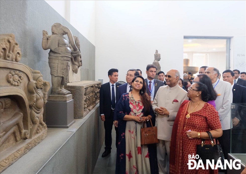 Indian President Ram Nath Kovind and his wife are seen admiring the sandstone Ganesha statue at the Da Nang Museum of Cham Sculpture in November 2018.