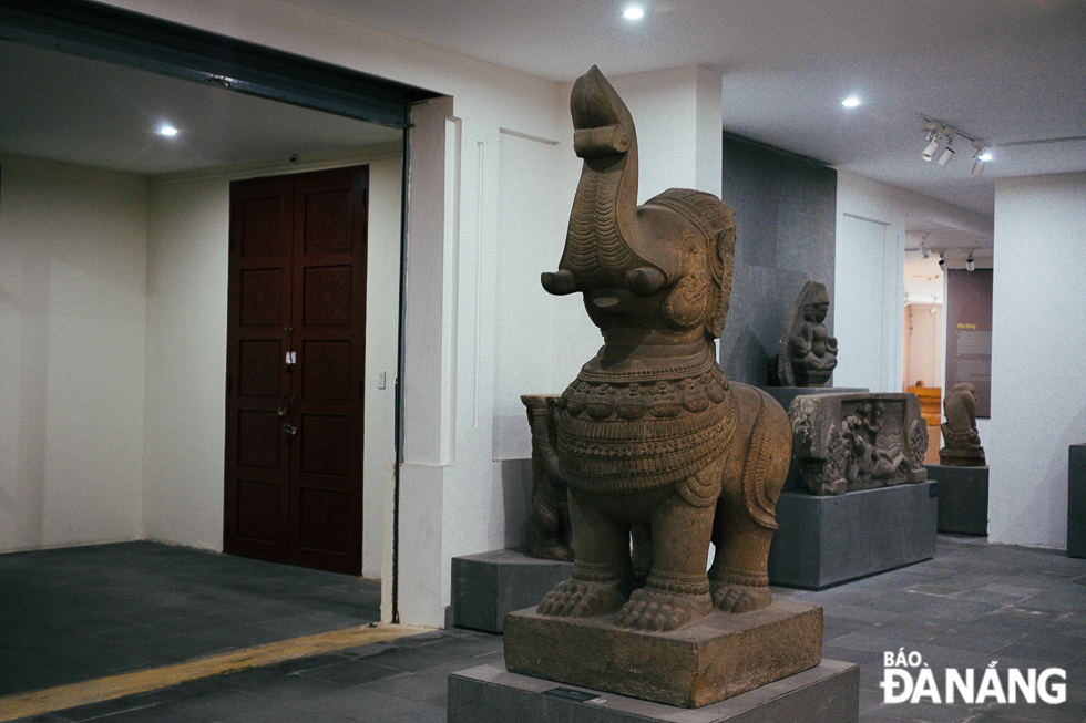 Gajasimha has an elephant’s head and a lion’s body. In Indian mythology, an elephant’s head often symbolized the wisdom and power of a god and the lion body represented the king’s monarchy. Large Gajasimha statues are placed in front of the shrines, acting as gatekeepers. The art piece demonstrates the head of an elephant, the neck wearing a rattle, the chest hair stylised with the stripes often seen on the statues of the Thap Mam period. This sacred animal is a prominent and popular subject for many Champa sculptures during this period.