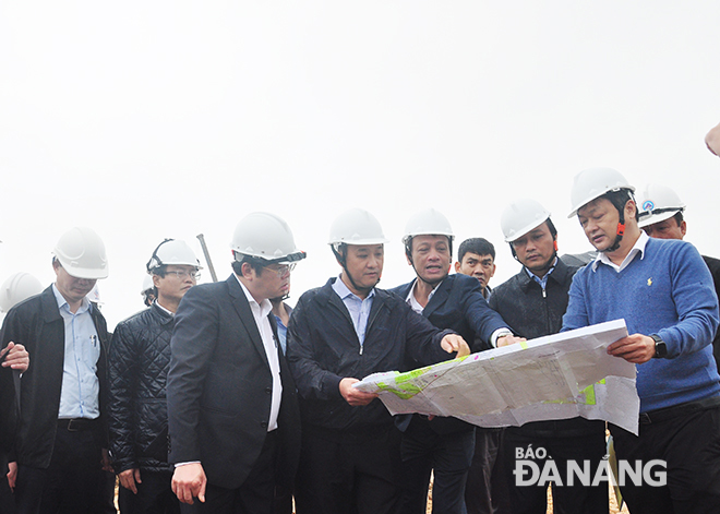 Phó Chủ tịch UBND thành phố Lê Quang Nam (thứ 4, hàng đầu, phải sang) nghe báo cáo tiến độ công trình Nhà máy nước Hòa Liên. Ảnh: THÀNH LÂN