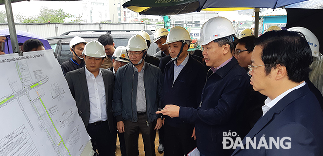 Representatives of the management board of the traffic improvement project at the western end of the Tran Thi Ly Bridge reporting on the construction progress
