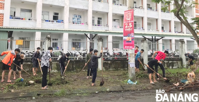 Người dân phường Hòa Khánh Nam (quận Liên Chiểu) ra quân dọn vệ sinh môi trường trước Tết Nguyên đán Tân Sửu 2021. Ảnh: HUỲNH LÊ