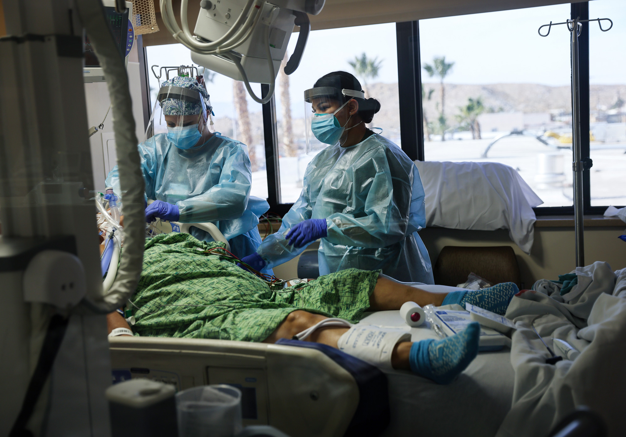 Chăm sóc bệnh nhân Covid-19 tại khu điều trị đặc biệt ở Thung lũng Apple, bang California, Mỹ. Ảnh: Getty Images