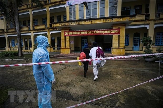 Suspected Covid-19 patients go to a concentrated quarantine facility in Ha Noi (Photo: VNA)