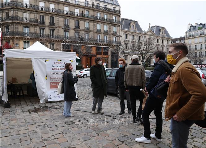 Người dân chờ xét nghiệm COVID-19 tại một điểm xét nghiệm ở Paris, Pháp ngày 16/12/2020. Ảnh: THX/TTXVN