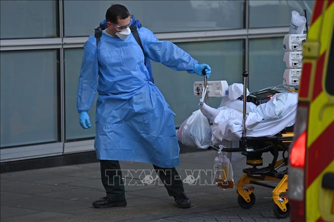 Nhân viên y tế chuyển bệnh nhân nhiễm COVID-19 từ xe cứu thương vào một bệnh viện ở London, Anh ngày 6/1. Ảnh: AFP/TTXVN
