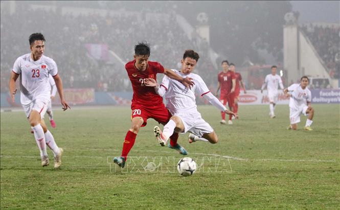 Ngày 27/12/2020, trên sân vận động thành phố Việt Trì, tỉnh Phú Thọ, diễn ra trận giao hữu bóng đá giữa đội tuyển Quốc gia (áo đỏ) và đội tuyển U22 Việt Nam (áo trắng). Kết thúc trận đấu, hai đội hòa nhau với tỉ số 2 - 2. Ảnh: Trung Kiên/TTXVN