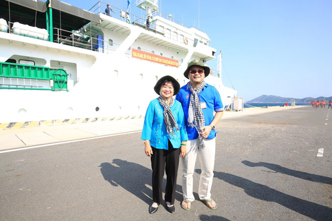 Tác giả chụp hình lưu niệm cùng bà Trương Mỹ Hoa, Chủ tịch Quỹ học bổng Vừ A Dính trong chuyến đi Trường Sa. (Ảnh: Nhân vật cung cấp)
