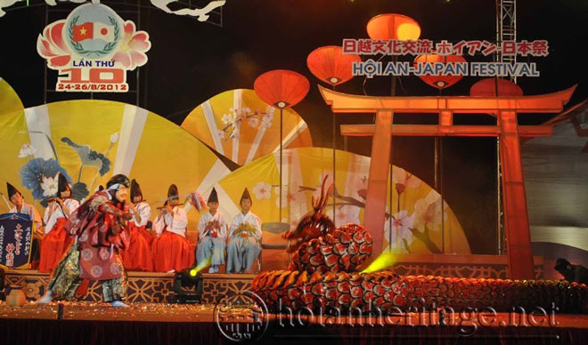 Hoạt cảnh trấn cù dậy trong lễ hội giao lưu văn hóa Hội An - Nhật Bản lần thứ 10 năm 2012. (Ảnh tư liệu)	