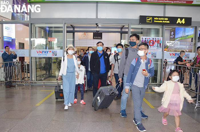 The first air passengers set foot in Da Nang on New Year’s Day 