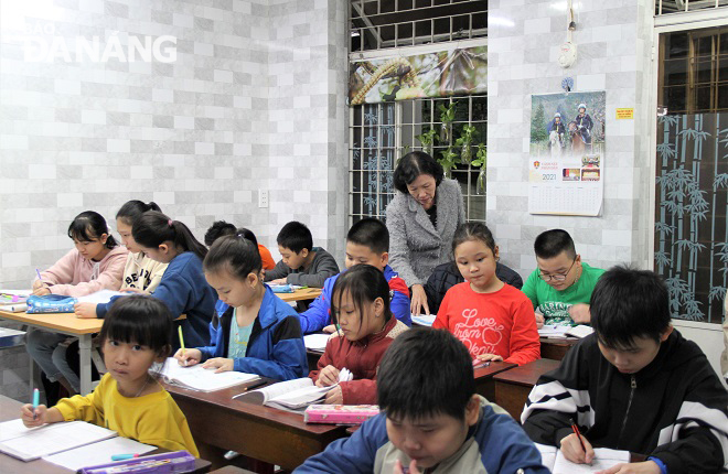 Lớp học của cô Đào Thị Nhung mở cửa từ thứ 2 đến thứ 6 hằng tuần để dạy các em. Ảnh: H.H
