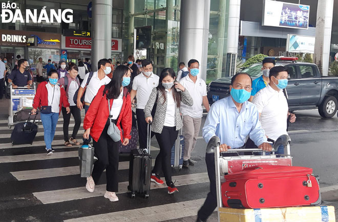 Hành khách đến Đà Nẵng qua đường hàng không. Ảnh: THÀNH LÂN	
