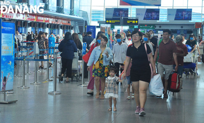Hành khách đến Đà Nẵng qua Cảng Hàng không quốc tế Đà Nẵng Ảnh: THÀNH LÂN	