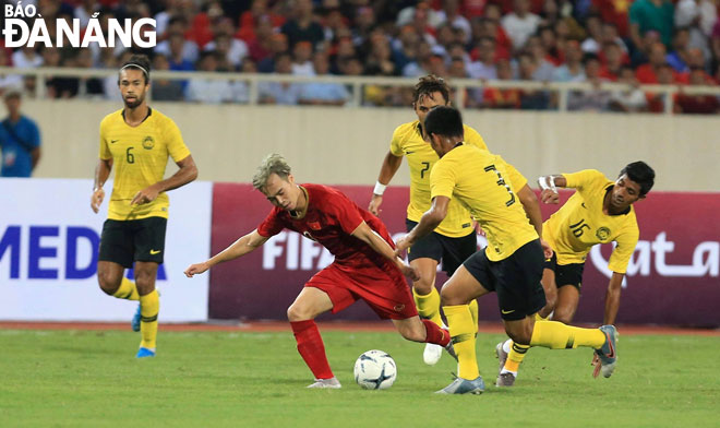 Để giành quyền vào vòng loại cuối cùng World Cup 2022, Văn Toàn (áo đỏ) và các tuyển thủ Việt Nam phải vượt qua thách thức đầu tiên là đội chủ nhà Malaysia (áo vàng) ở lượt trận thứ 8 (ngày 30-3). Ảnh: ĐỨC CƯỜNG