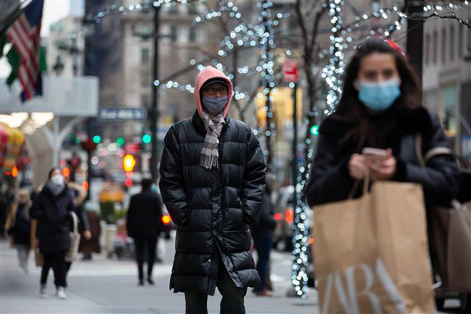 Người dân đeo khẩu trang phòng lây nhiễm Covid-19 tại New York, Mỹ, ngày 5-1-2021. ảnh: THX/TTXVN