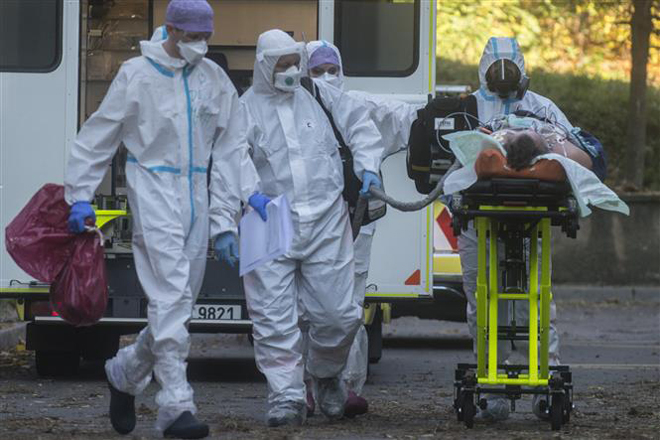 Nhân viên y tế chuyển bệnh nhân Covid-19 tới bệnh viện tại Praha, CH Séc, ngày 6-11-2020. Ảnh: AFP/TTXVN