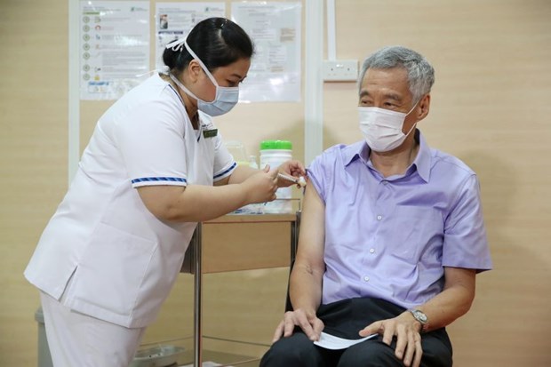 PM Lee receiving the COVID-19 vaccine at Singapore General Hospital on Jan 8, 2021. (Photo: Singaporean Ministry of Communications and Information)