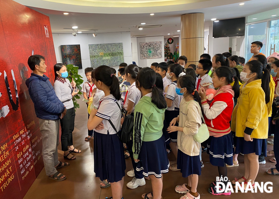 Pupils from the Tieu La Primary School learning about traditional fine arts at the Da Nang Fine Arts Museum