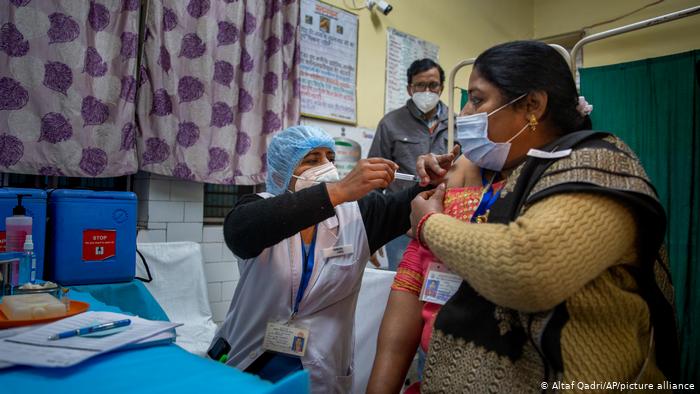 Nhân viên y tế tiêm vaccine COVID cho người dân Ấn Độ.