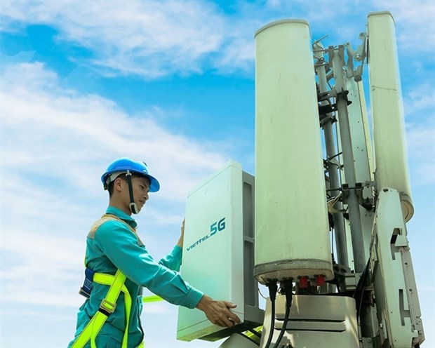 A worker of Viettel checks 5G equipment. (Photo courtesy of Viettel)