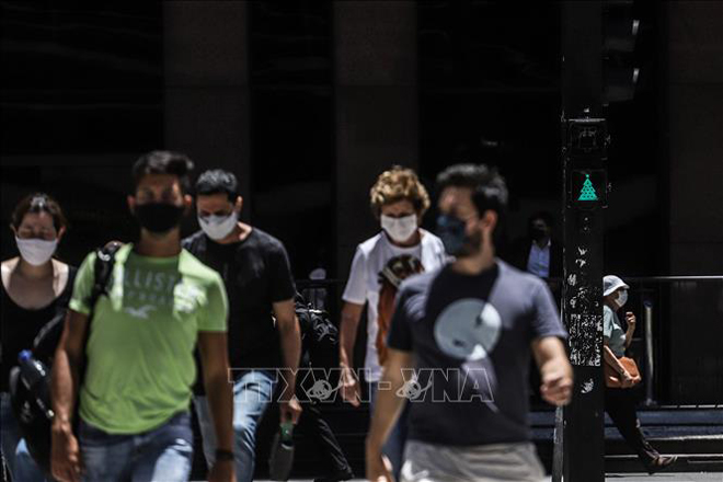 Người dân đeo khẩu trang phòng lây nhiễm Covid-19 tại Sao Paulo, Brazil ngày 14-12-2020. Ảnh: THX/TTXVN