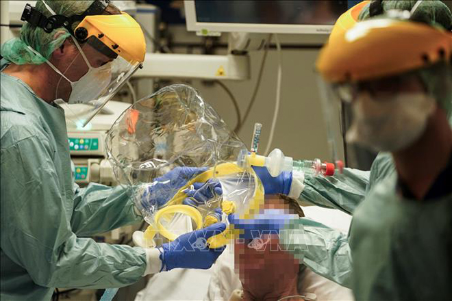 Nhân viên y tế điều trị cho bệnh nhân mắc Covid-19 tại một bệnh viện ở Brussels, Bỉ ngày 27-3-2020. Ảnh: AFP/TTXVN