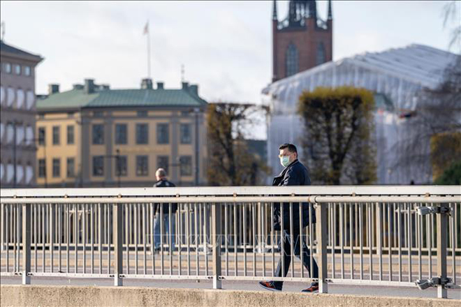 Người dân đeo khẩu trang phòng lây nhiễm Covid-19 tại Stockholm, Thụy Điển, ngày 3-11-2020. Ảnh: THX/TTXVN