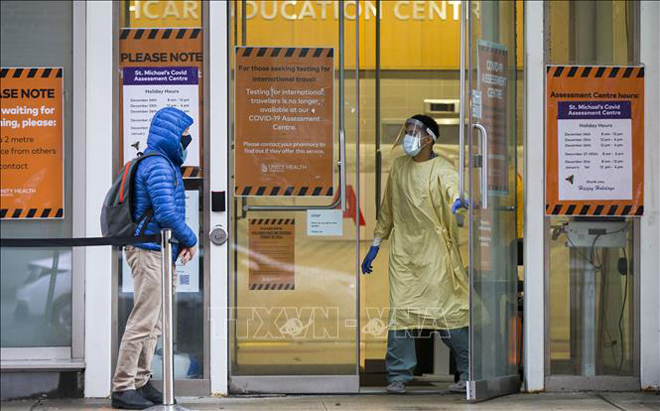 Người dân đeo khẩu trang phòng lây nhiễm Covid-19 tại Toronto, Canada, ngày 3-1. Ảnh: THX/TTXVN