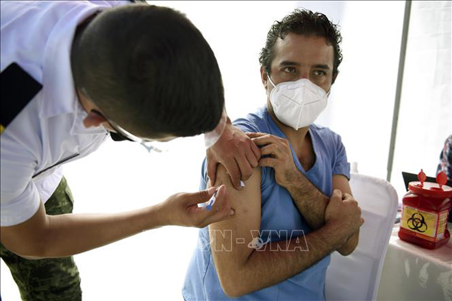 Một nhân viên y tế được tiêm vaccine ngừa Covid-19 tại Mexico City, Mexico ngày 28-12. Ảnh: AFP/TTXVN