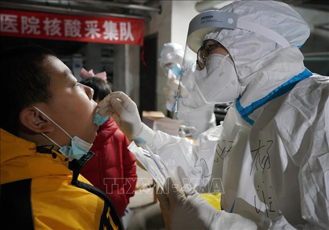 Nhân viên y tế lấy mẫu xét nghiệm Covid-19 tại tỉnh Hà Bắc, Trung Quốc, ngày 7-1. Ảnh: THX/TTXVN